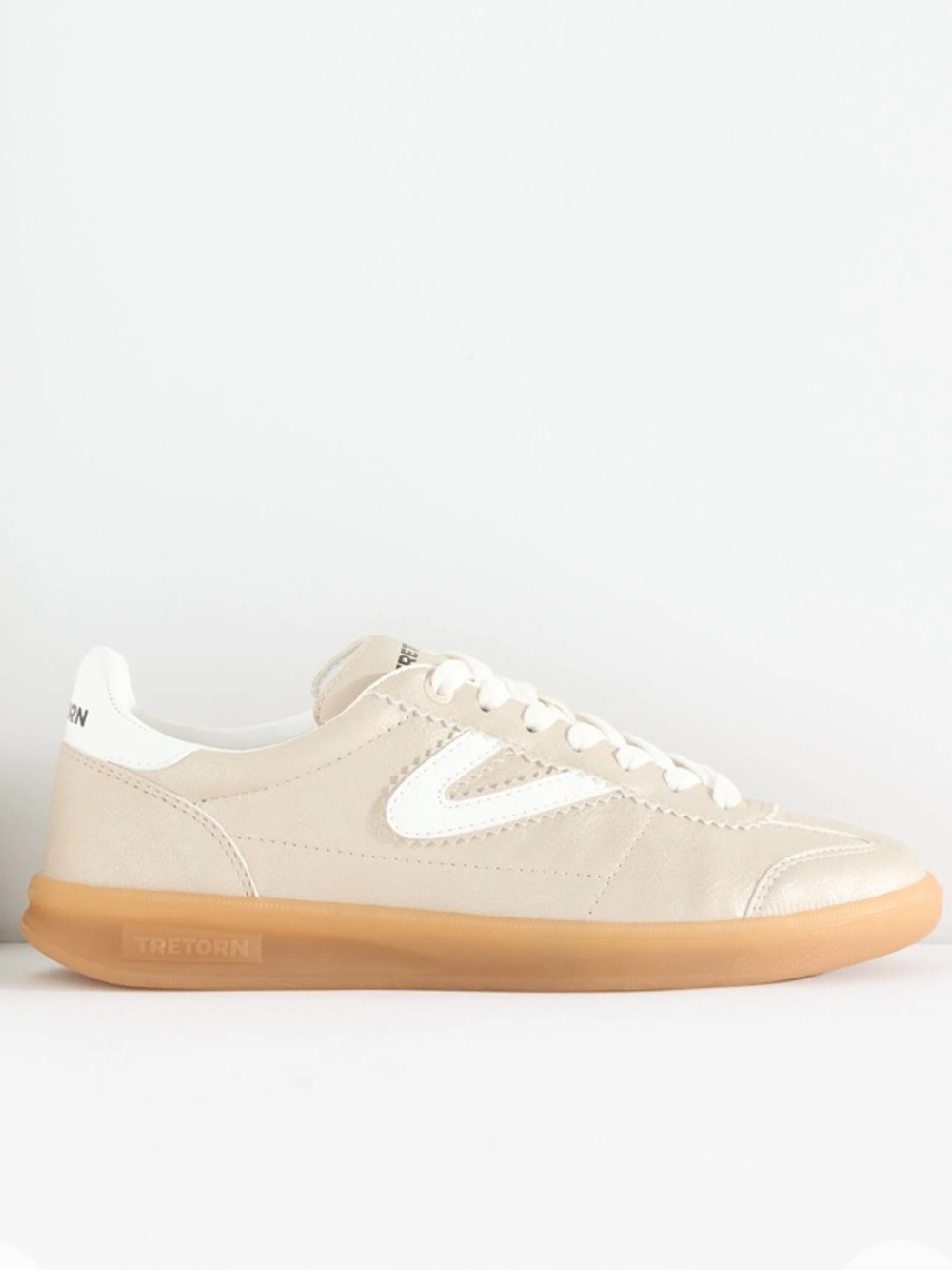 Tretorn Skylar Beige Low-Top Sneaker with Gum Soles Size 7.5M